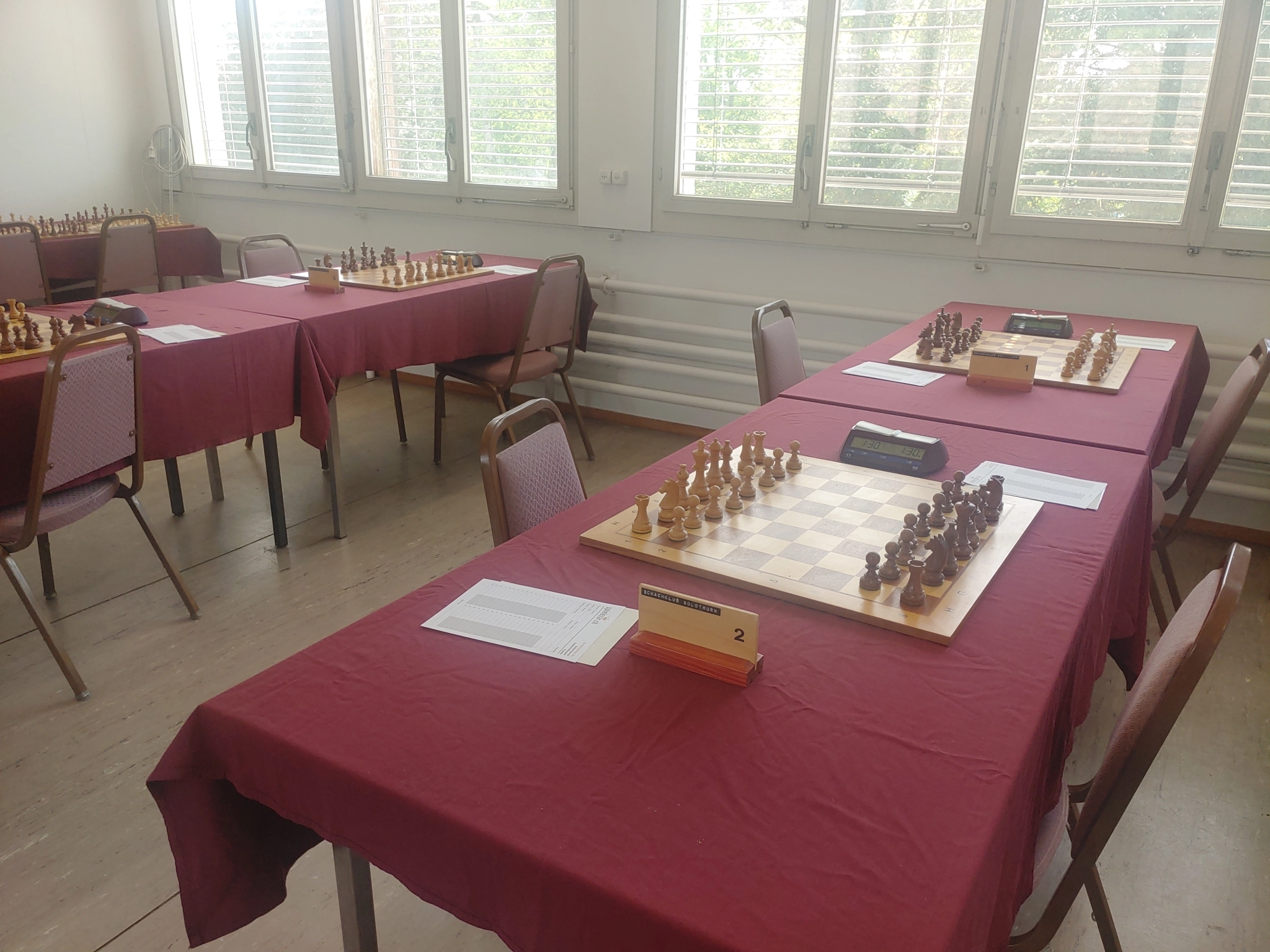 So sieht es aus, kurz bevor ein Schachwettkampf beginnt...Gleich sitzen sich hier 16 Spieler im 8-gegen-8 gegenüber. Wer