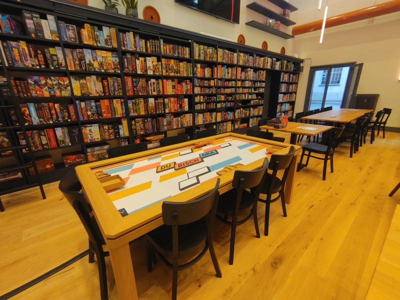 Gestern durfte ich vorab einen Blick in das neue Brettspielcafe DuBischDra in Zürich werfen.Es ist wirklich wunderschön