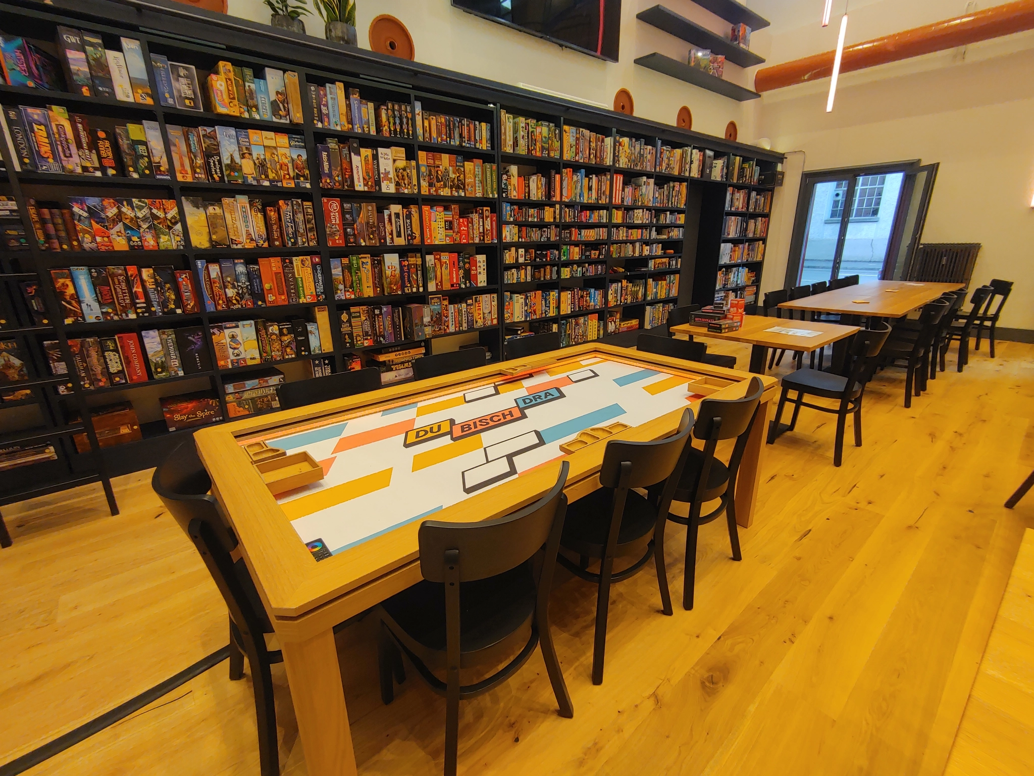 Gestern durfte ich vorab einen Blick in das neue Brettspielcafe DuBischDra in Zürich werfen.Es ist wirklich wunderschön
