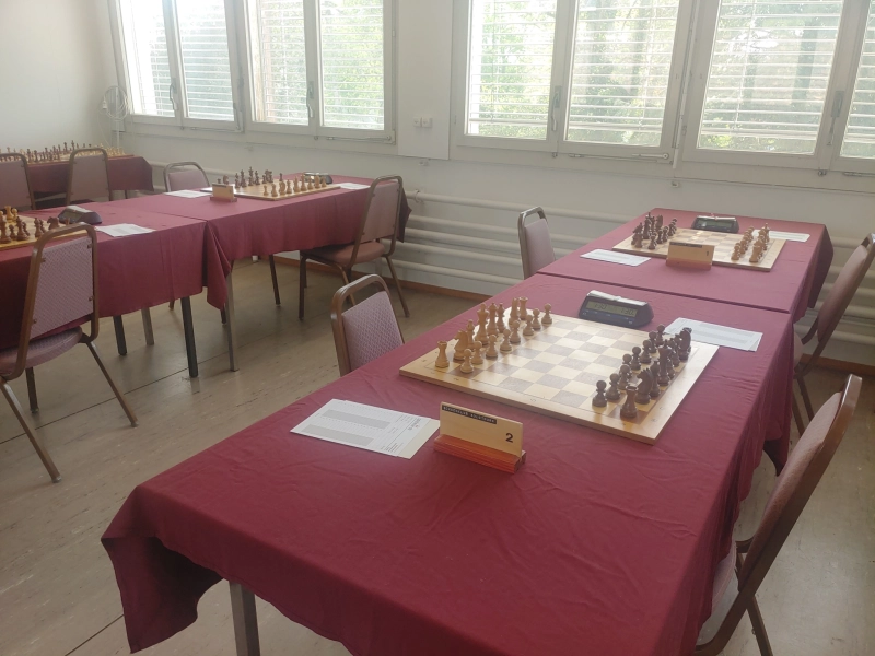 So sieht es aus, kurz bevor ein Schachwettkampf beginnt...Gleich sitzen sich hier 16 Spieler im 8-gegen-8 gegenüber. Wer