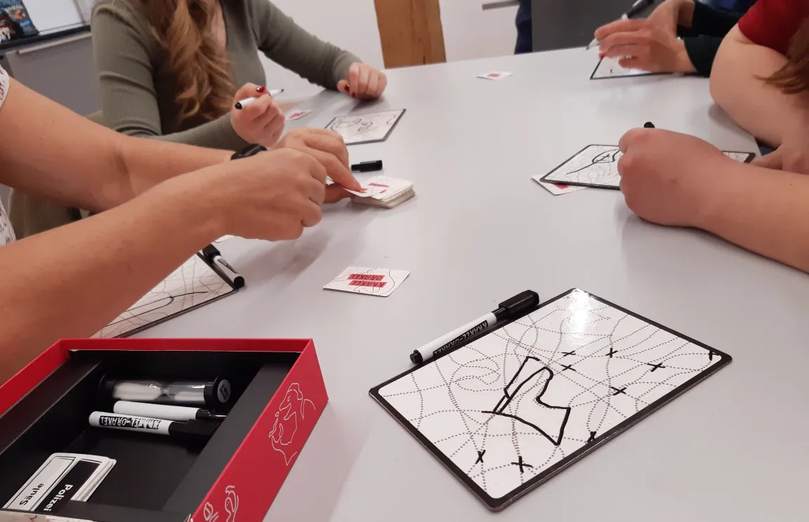Eine Gruppe spielt Krakel Orakel