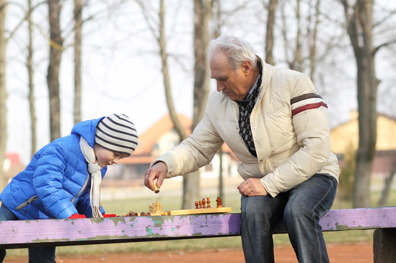 Grossvater mit Enkel beim Schach