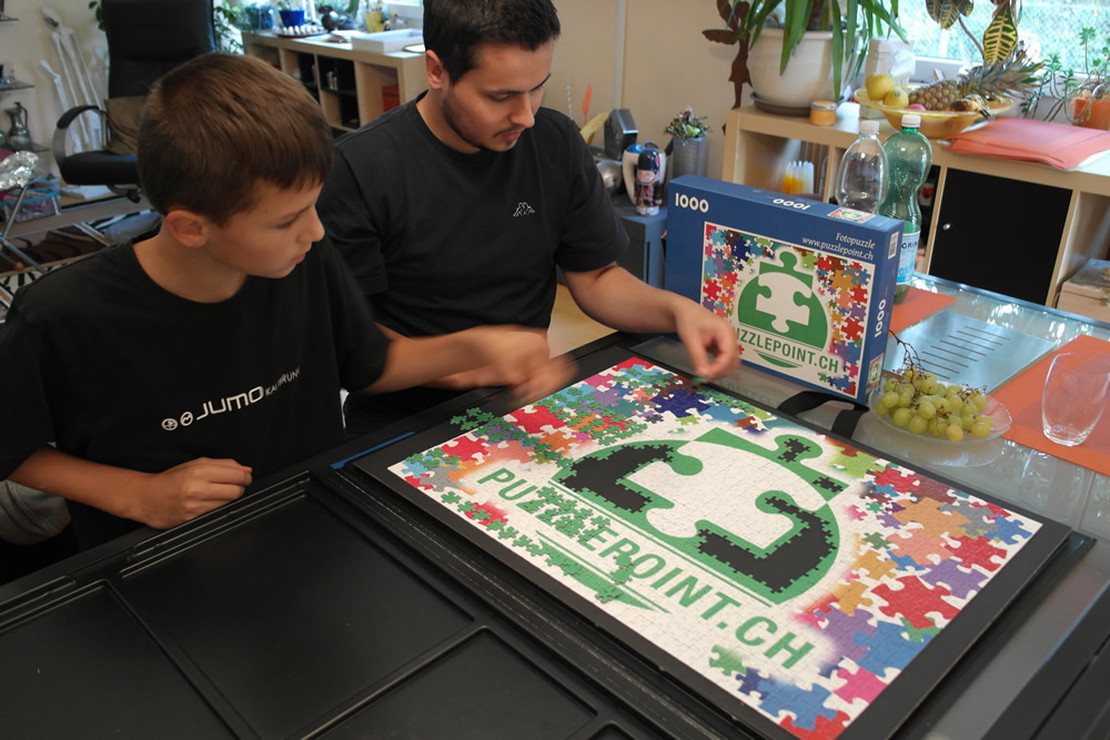 Leon und Florian lösen unser schwieriges Fotopuzzle mit 1000 Teilen.