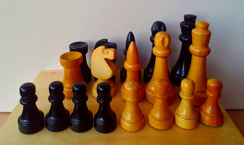 Schachfiguren im Bundesform-Design (Quelle: https://commons.wikimedia.org/wiki/File:Bundesform_Figuren.jpg)