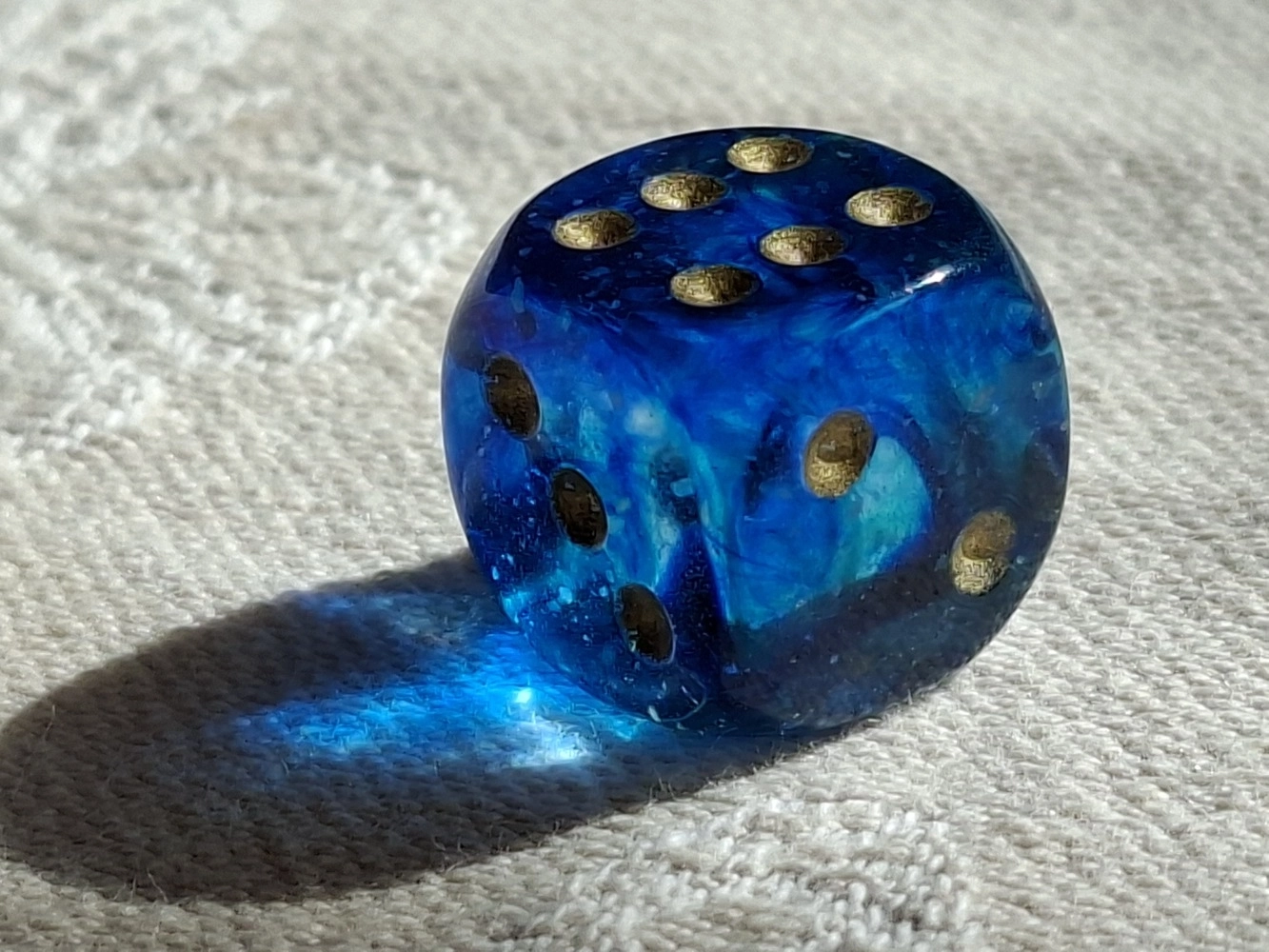 Nebula 16mm d6 Oceanic/gold Luminary Dice Block (12 dice) - Bilderupload von Kunden