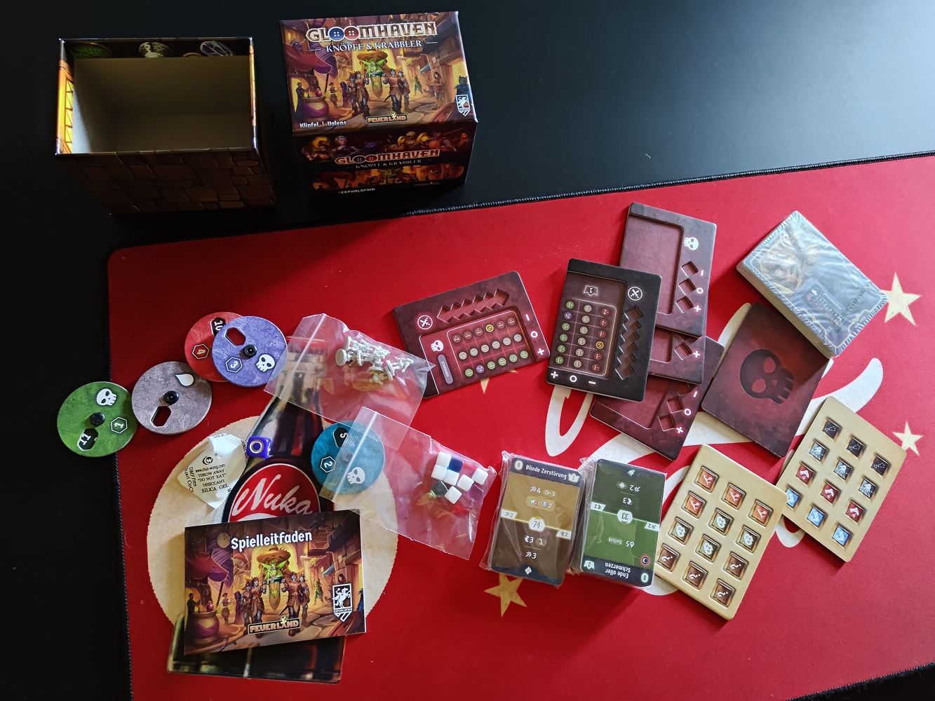 Gloomhaven - Knöpfe & Krabbler - DE - Customer image upload