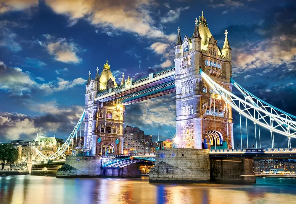 Tower Bridge in London bei Nacht