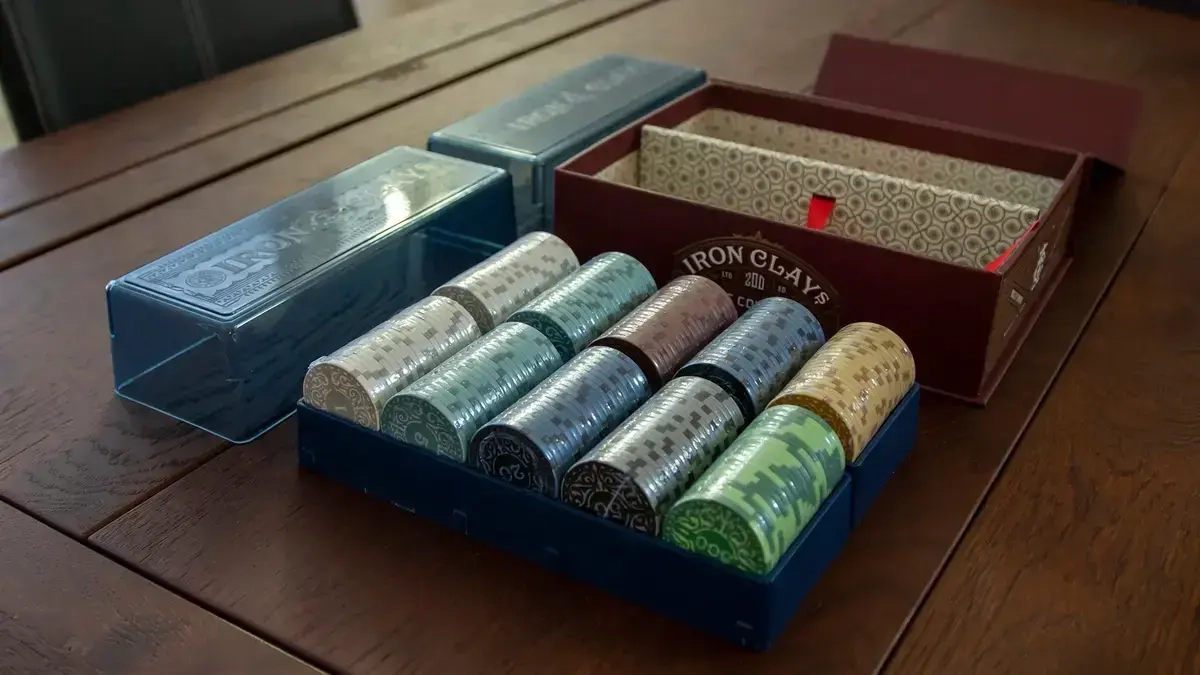 Iron Clays 200 Printed Box with Chips - EN