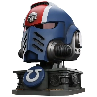 Warhammer 40,000: Space Marine 2 Replik Ultramarines Lieutenant Titus Helm mit Display-Stand 44 cm