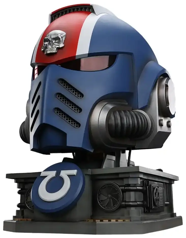 Warhammer 40,000: Space Marine 2 Replik Ultramarines Lieutenant Titus Helm mit Display-Stand 44 cm