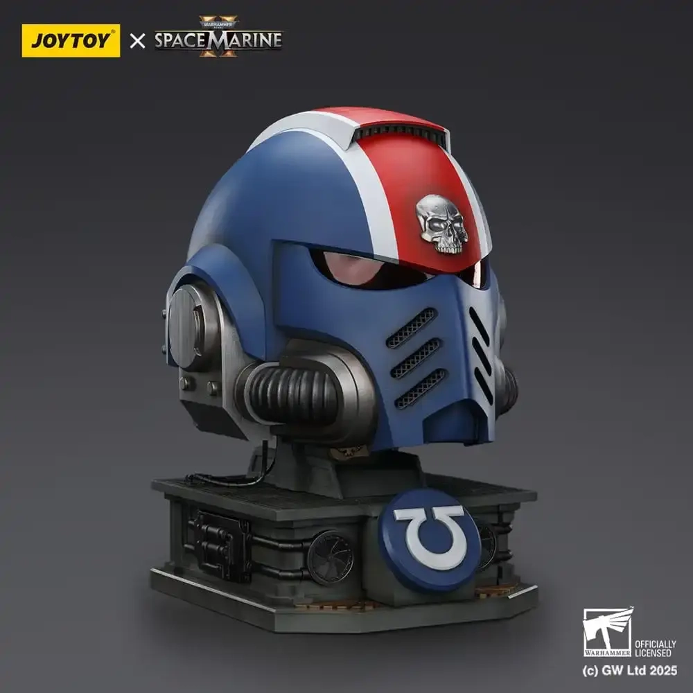Warhammer 40,000: Space Marine 2 Replik Ultramarines Lieutenant Titus Helm mit Display-Stand 44 cm