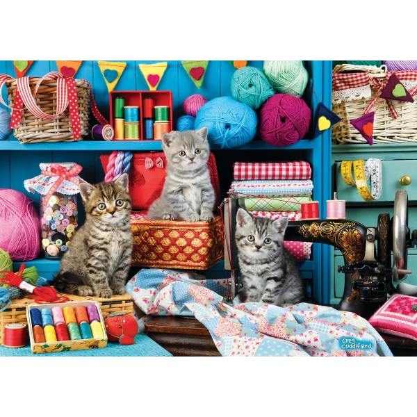 Kätzchen im Nähzimmer