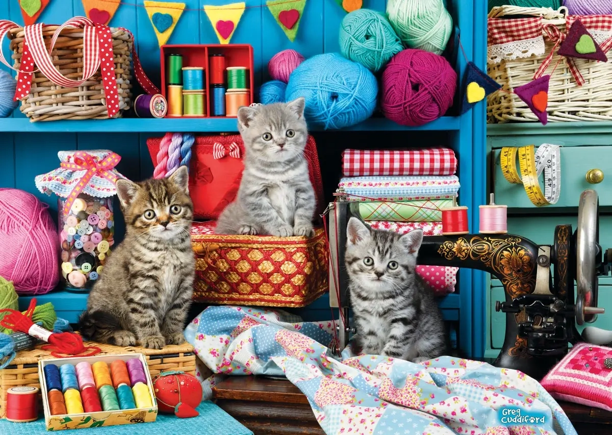 Kätzchen im Nähzimmer