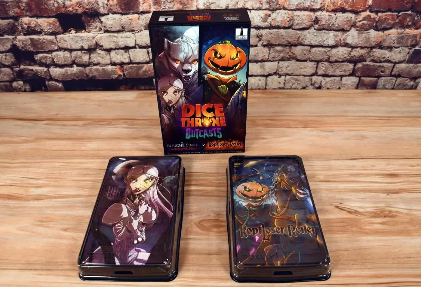 Dice Throne - Outcasts: Bleiche Dame vs. Kopfloster Reiter - DE