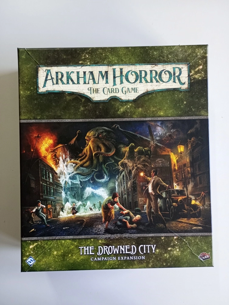 FFG - Arkham Horror LCG: The Drowned City Campaign Expansion - EN (Cover mit optischen Mängeln)