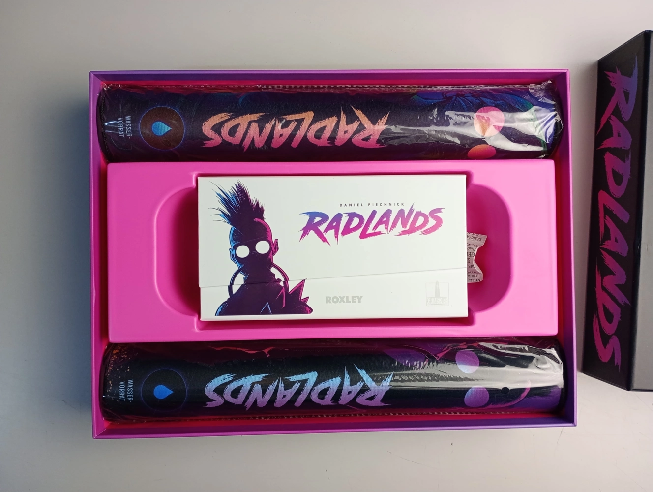 Radlands - Super Deluxe Big Box inkl. Spielmatten (Beschädigte Schachtel)