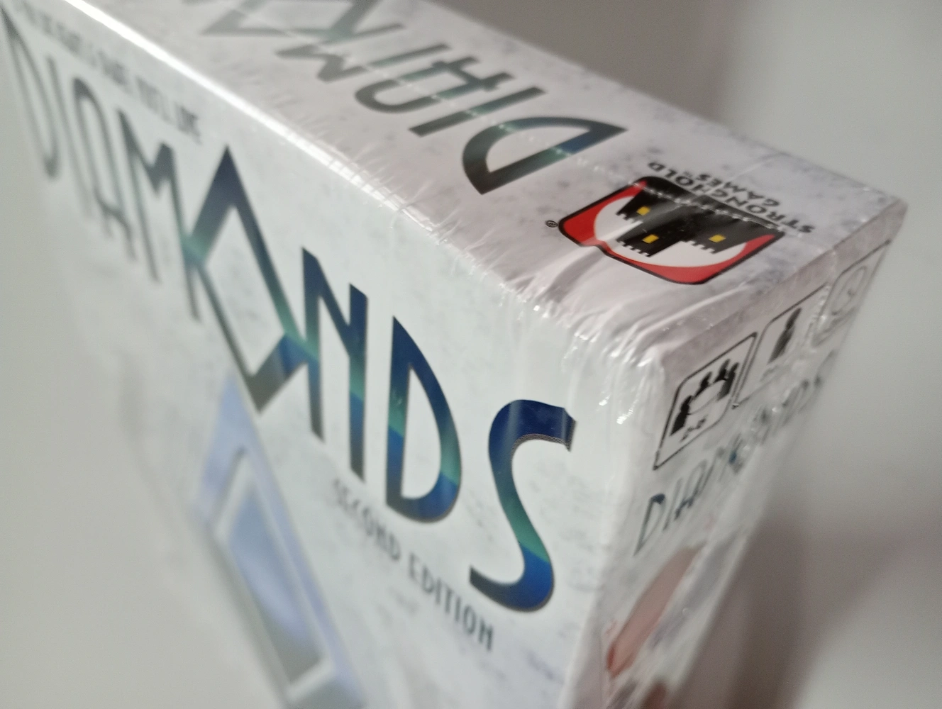 Diamonds: Second Edition - EN (gequetschte Ecke)