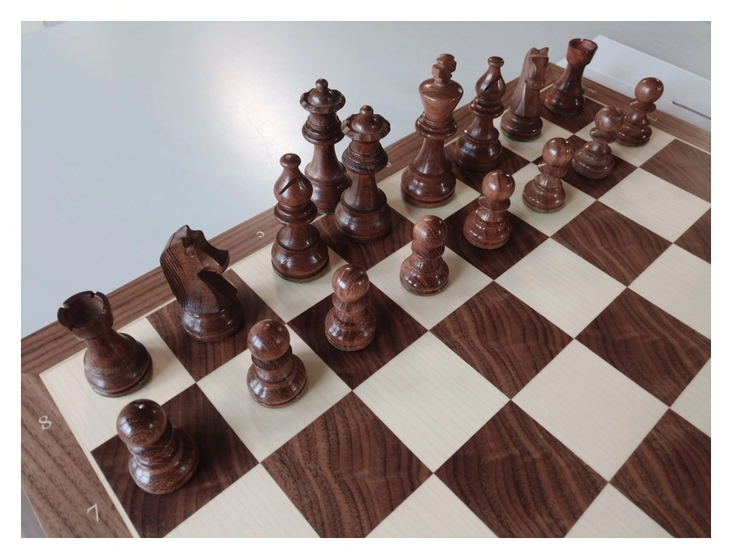 Turnierschachspiel Nussbaum / Ahorn Furnier 50x50cm (Einzelstück)